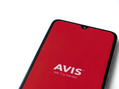 Lod, Israel - 16 Temmuz 2023: Avis IL uygulaması beyaz arkaplanda akıllı telefondan çalıştırma ekranı. Üst görünüm düzlüğü kopyalama alanı ile yatıyordu.