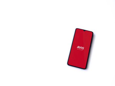 Lod, Israel - 16 Temmuz 2023: Avis IL uygulaması beyaz arkaplanda akıllı telefondan çalıştırma ekranı. Üst görünüm düzlüğü kopyalama alanı ile yatıyordu.