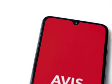 Lod, Israel - 16 Temmuz 2023: Avis Corporate uygulaması beyaz arka planda akıllı telefondan çalıştırma ekranı. Üst görünüm düzlüğü kopyalama alanı ile yatıyordu.