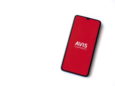 Lod, Israel - 16 Temmuz 2023: Avis Corporate uygulaması beyaz arka planda akıllı telefondan çalıştırma ekranı. Üst görünüm düzlüğü kopyalama alanı ile yatıyordu.
