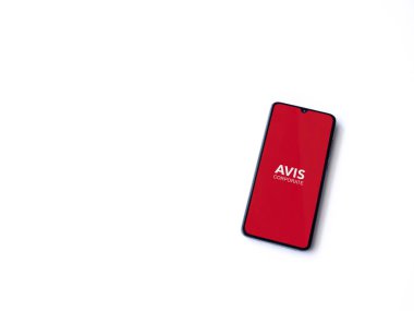 Lod, Israel - 16 Temmuz 2023: Avis Corporate uygulaması beyaz arka planda akıllı telefondan çalıştırma ekranı. Üst görünüm düzlüğü kopyalama alanı ile yatıyordu.