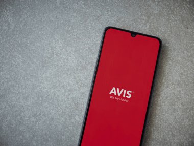 Lod, Israel - 16 Temmuz 2023: Avis IL uygulama ekranı seramik taş zemin üzerinde akıllı telefondan çalıştırılıyor. Üst görünüm düzlüğü kopyalama alanı ile yatıyordu.