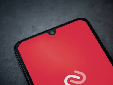 Lod, Israel - 16 Temmuz 2023: Twilio Authy Authenticator uygulama ekranı kara mermer taşlı arka planda akıllı telefondan çalıştırılıyor. Üst görünüm düzlüğü kopyalama alanı ile yatıyordu.