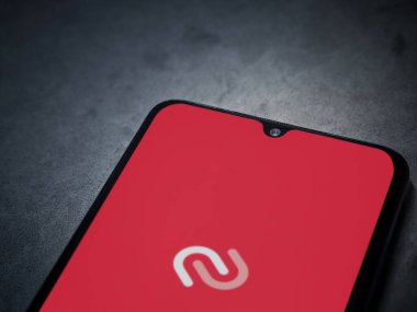 Lod, Israel - 16 Temmuz 2023: Twilio Authy Authenticator uygulama ekranı kara mermer taşlı arka planda akıllı telefondan çalıştırılıyor. Üst görünüm düzlüğü kopyalama alanı ile yatıyordu.