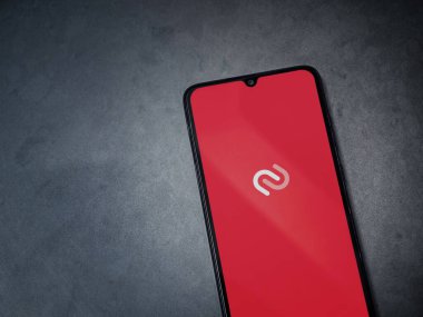 Lod, Israel - 16 Temmuz 2023: Twilio Authy Authenticator uygulama ekranı kara mermer taşlı arka planda akıllı telefondan çalıştırılıyor. Üst görünüm düzlüğü kopyalama alanı ile yatıyordu.
