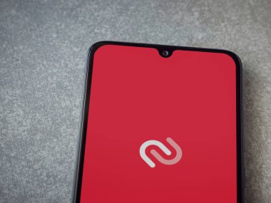 Lod, Israel - 16 Temmuz 2023: Twilio Authy Authenticator uygulaması seramik taş zemin üzerinde akıllı telefonu çalıştırma ekranı. Üst görünüm düzlüğü kopyalama alanı ile yatıyordu.
