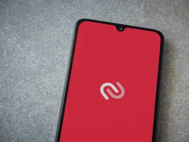 Lod, Israel - 16 Temmuz 2023: Twilio Authy Authenticator uygulaması seramik taş zemin üzerinde akıllı telefonu çalıştırma ekranı. Üst görünüm düzlüğü kopyalama alanı ile yatıyordu.