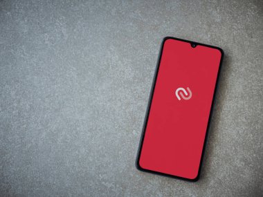 Lod, Israel - 16 Temmuz 2023: Twilio Authy Authenticator uygulaması seramik taş zemin üzerinde akıllı telefonu çalıştırma ekranı. Üst görünüm düzlüğü kopyalama alanı ile yatıyordu.