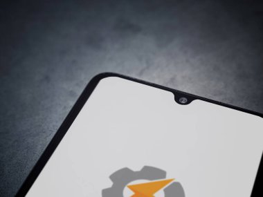 Lod, Israel - 16 Temmuz 2023: Tasker uygulaması koyu mermer taşlı arka planda akıllı telefondan kalkış ekranı. Üst görünüm düzlüğü kopyalama alanı ile yatıyordu.