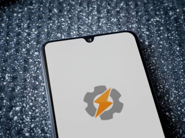 Lod, Israel - 16 Temmuz 2023: Tasker uygulaması metalik arkaplanda akıllı telefon ekranını çalıştırıyor. Üst görünüm yatağını kapat.