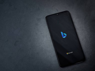 Lod, Israel - 16 Temmuz 2023: Bing Browser uygulaması koyu mermer taşlı arka planda akıllı telefondan kalkış ekranı. Üst görünüm düzlüğü kopyalama alanı ile yatıyordu.