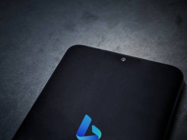 Lod, Israel - 16 Temmuz 2023: Bing Browser uygulaması koyu mermer taşlı arka planda akıllı telefondan kalkış ekranı. Üst görünüm düzlüğü kopyalama alanı ile yatıyordu.