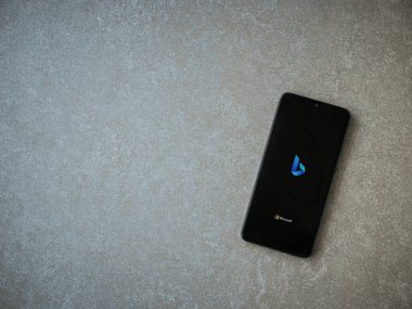 Lod, Israel - 16 Temmuz 2023: Bing Browser uygulaması seramik taş zemin üzerinde akıllı telefondan çalıştırma ekranı. Üst görünüm düzlüğü kopyalama alanı ile yatıyordu.