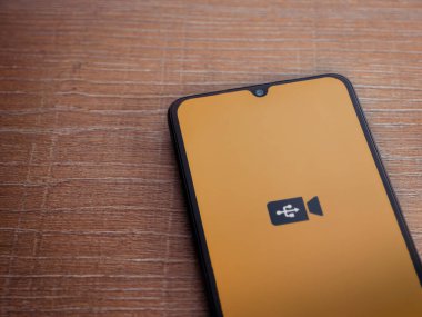 Lod, Israel - 16 Temmuz 2023: USB Kameralı uygulama ekranı ahşap arka planda akıllı telefondan çalıştırılıyor. Üst görünüm düzlüğü kopyalama alanı ile yatıyordu.