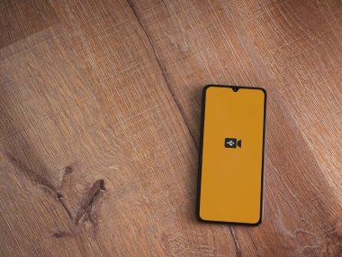 Lod, Israel - 16 Temmuz 2023: USB Kameralı uygulama ekranı ahşap arka planda akıllı telefondan çalıştırılıyor. Üst görünüm düzlüğü kopyalama alanı ile yatıyordu.