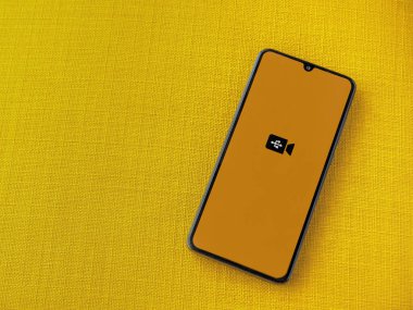 Lod, Israel - 16 Temmuz 2023: USB Kameralı uygulama ekranı sarı kumaş arka planda akıllı telefondan çalıştırıldı. Üst görünüm düzlüğü kopyalama alanı ile yatıyordu.