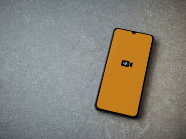 Lod, Israel - 16 Temmuz 2023: USB Kamera uygulaması seramik taş zemin üzerinde akıllı telefon fırlatma ekranı. Üst görünüm düzlüğü kopyalama alanı ile yatıyordu.