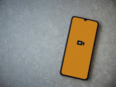 Lod, Israel - 16 Temmuz 2023: USB Kamera uygulaması seramik taş zemin üzerinde akıllı telefon fırlatma ekranı. Üst görünüm düzlüğü kopyalama alanı ile yatıyordu.