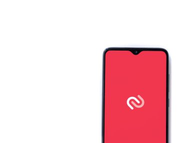 Lod, Israel - 16 Temmuz 2023: Twilio Authy Authenticator uygulaması beyaz arkaplanda akıllı telefondan çalıştırma ekranı. Üst görünüm düzlüğü kopyalama alanı ile yatıyordu.