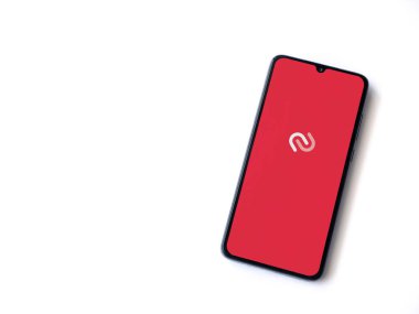 Lod, Israel - 16 Temmuz 2023: Twilio Authy Authenticator uygulaması beyaz arkaplanda akıllı telefondan çalıştırma ekranı. Üst görünüm düzlüğü kopyalama alanı ile yatıyordu.