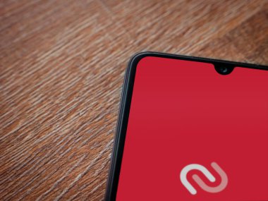 Lod, Israel - 16 Temmuz 2023: Twilio Authy Authenticator uygulama ekranı ahşap arka planda akıllı telefon. Üst görünüm düzlüğü kopyalama alanı ile yatıyordu.