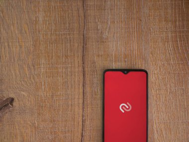 Lod, Israel - 16 Temmuz 2023: Twilio Authy Authenticator uygulama ekranı ahşap arka planda akıllı telefon. Üst görünüm düzlüğü kopyalama alanı ile yatıyordu.