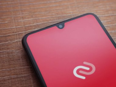 Lod, Israel - 16 Temmuz 2023: Twilio Authy Authenticator uygulama ekranı ahşap arka planda akıllı telefon. Üst görünüm düzlüğü kopyalama alanı ile yatıyordu.