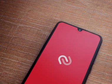 Lod, Israel - 16 Temmuz 2023: Twilio Authy Authenticator uygulama ekranı ahşap arka planda akıllı telefon. Üst görünüm düzlüğü kopyalama alanı ile yatıyordu.