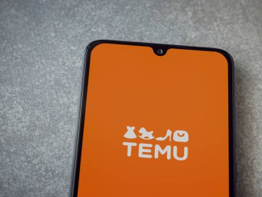Lod, Israel - 16 Temmuz 2023: Seramik taş zemin üzerinde akıllı telefon uygulaması fırlatma ekranı. Üst görünüm düzlüğü kopyalama alanı ile yatıyordu.
