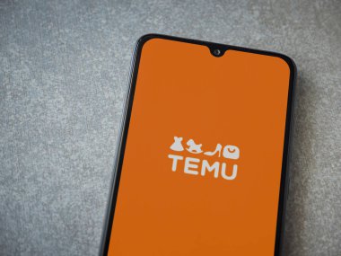 Lod, Israel - 16 Temmuz 2023: Seramik taş zemin üzerinde akıllı telefon uygulaması fırlatma ekranı. Üst görünüm düzlüğü kopyalama alanı ile yatıyordu.