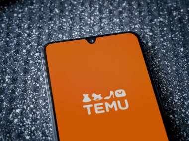 Lod, Israel - 16 Temmuz 2023: Metalik arkaplanda akıllı telefon uygulaması çalıştırma ekranı. Üst görünüm yatağını kapat.