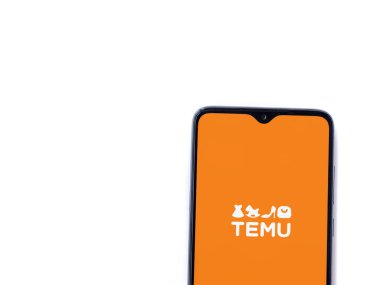Lod, Israel - 16 Temmuz 2023: Beyaz arka planda akıllı telefondan Temu uygulama başlatma ekranı. Üst görünüm düzlüğü kopyalama alanı ile yatıyordu.
