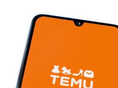 Lod, Israel - 16 Temmuz 2023: Beyaz arka planda akıllı telefondan Temu uygulama başlatma ekranı. Üst görünüm düzlüğü kopyalama alanı ile yatıyordu.
