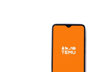 Lod, Israel - 16 Temmuz 2023: Beyaz arka planda akıllı telefondan Temu uygulama başlatma ekranı. Üst görünüm düzlüğü kopyalama alanı ile yatıyordu.