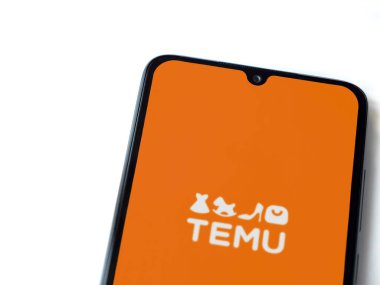 Lod, Israel - 16 Temmuz 2023: Beyaz arka planda akıllı telefondan Temu uygulama başlatma ekranı. Üst görünüm düzlüğü kopyalama alanı ile yatıyordu.