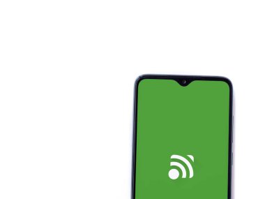 Lod, Israel - 16 Temmuz 2023: Birleşik Uzaktan Uzaktan Uygulama uygulaması beyaz arkaplanda akıllı telefondan çalıştırma ekranı. Üst görünüm düzlüğü kopyalama alanı ile yatıyordu.