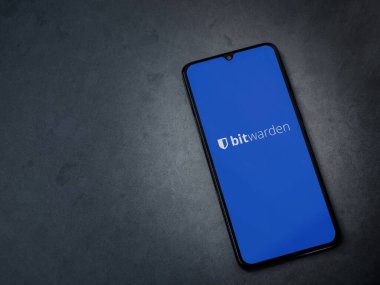 Lod, Israel - 16 Temmuz 2023: Bitwarden Şifre Yöneticisi uygulaması kara mermer taşlı arka planda akıllı telefondan çalıştırma ekranı. Üst görünüm düzlüğü kopyalama alanı ile yatıyordu.