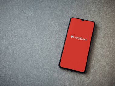 Lod, Israel - 16 Temmuz 2023: Seramik taş zemin üzerinde akıllı telefondan herhangi bir uygulama başlatma ekranı. Üst görünüm düzlüğü kopyalama alanı ile yatıyordu.