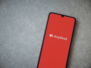 Lod, Israel - 16 Temmuz 2023: Seramik taş zemin üzerinde akıllı telefondan herhangi bir uygulama başlatma ekranı. Üst görünüm düzlüğü kopyalama alanı ile yatıyordu.