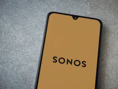 Lod, Israel - 16 Temmuz 2023: Sonos uygulaması seramik taş zemin üzerinde akıllı telefondan fırlatma ekranı. Üst görünüm düzlüğü kopyalama alanı ile yatıyordu.