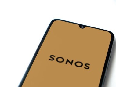 Lod, Israel - 16 Temmuz 2023: Sonos uygulaması beyaz arka planda akıllı telefondan çalıştırma ekranı. Üst görünüm düzlüğü kopyalama alanı ile yatıyordu.