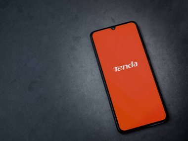 Lod, Israel - 16 Temmuz 2023: Tenda Wifi uygulaması koyu mermer taşlı arka planda akıllı telefondan kalkış ekranı. Üst görünüm düzlüğü kopyalama alanı ile yatıyordu.
