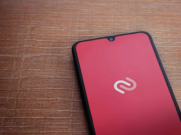 Lod, Israel - 16 Temmuz 2023: Twilio Authy Authenticator uygulama ekranı ahşap arka planda akıllı telefon. Üst görünüm düzlüğü kopyalama alanı ile yatıyordu.