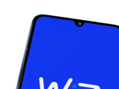 Lod, Israel - 16 Temmuz 2023: WIZ uygulaması beyaz arka planda akıllı telefondan çalıştırma ekranı. Üst görünüm düzlüğü kopyalama alanı ile yatıyordu.