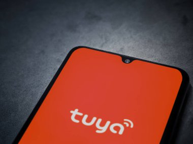 Lod, Israel - 16 Temmuz 2023: Tuya Smart uygulaması koyu mermer taşlı arka planda akıllı telefondan kalkış ekranı. Üst görünüm düzlüğü kopyalama alanı ile yatıyordu.