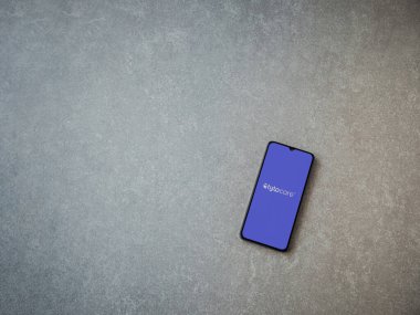 Lod, Israel - 16 Temmuz 2023: TytoCare uygulaması seramik taş zemin üzerinde akıllı telefondan kalkış ekranı. Üst görünüm düzlüğü kopyalama alanı ile yatıyordu.