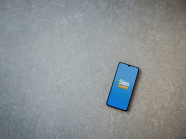 Lod, Israel - 16 Temmuz 2023: The Sims FreePlay uygulaması seramik taş zemin üzerinde akıllı telefondan çalıştırma ekranı. Üst görünüm düzlüğü kopyalama alanı ile yatıyordu.