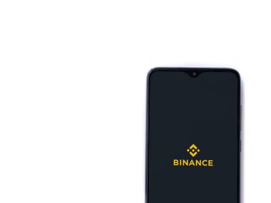 Lod, Israel - 16 Temmuz 2023: Binance uygulaması beyaz arka planda akıllı telefondan çalıştırma ekranı. Üst görünüm düzlüğü kopyalama alanı ile yatıyordu.