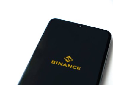 Lod, Israel - 16 Temmuz 2023: Binance uygulaması beyaz arka planda akıllı telefondan çalıştırma ekranı. Üst görünüm düzlüğü kopyalama alanı ile yatıyordu.