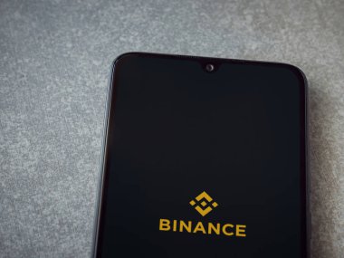 Lod, Israel - 16 Temmuz 2023: Seramik taş zemin üzerinde akıllı telefon uygulaması fırlatma ekranı. Üst görünüm düzlüğü kopyalama alanı ile yatıyordu.